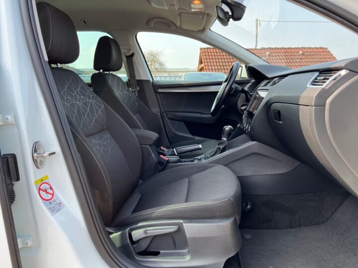 Abbildung Fahrzeugdetailansicht Skoda Octavia - Nr. 33
