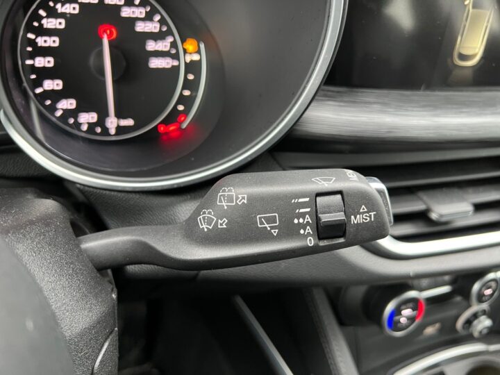 Abbildung Fahrzeugdetailansicht Alfa Romeo Stelvio - Nr. 38