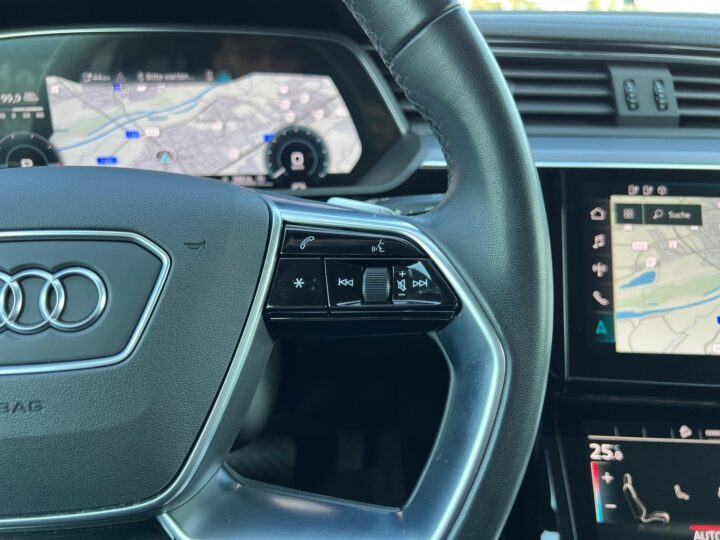 Abbildung Fahrzeugdetailansicht Audi e-tron - Nr. 40