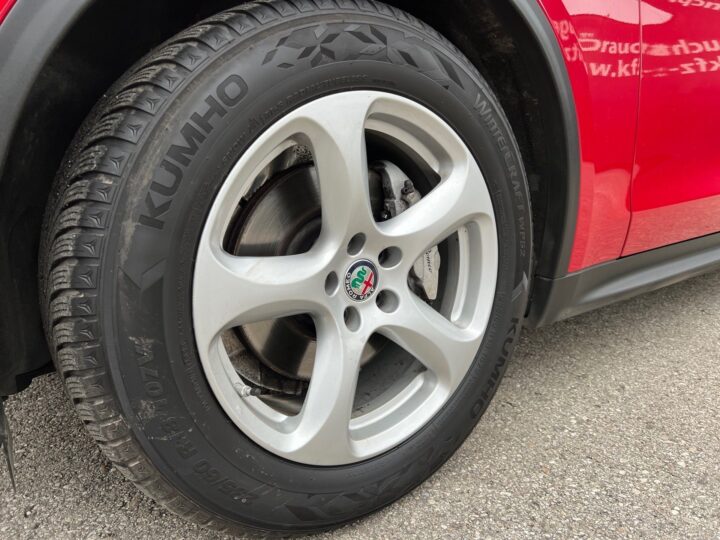 Abbildung Fahrzeugdetailansicht Alfa Romeo Stelvio - Nr. 34