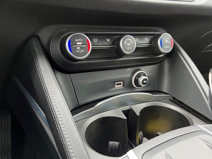 Abbildung Fahrzeugdetailansicht Alfa Romeo Stelvio - Nr. 25