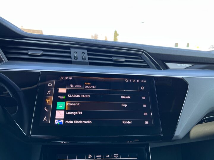 Abbildung Fahrzeugdetailansicht Audi e-tron - Nr. 19