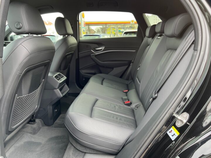 Abbildung Fahrzeugdetailansicht Audi e-tron - Nr. 13