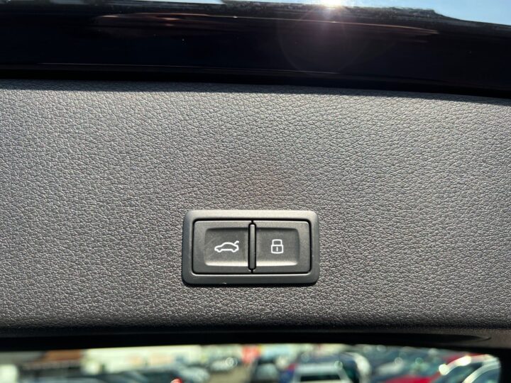 Abbildung Fahrzeugdetailansicht Audi e-tron - Nr. 34