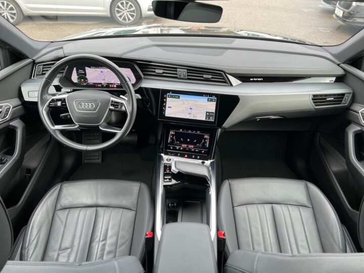 Abbildung Fahrzeugdetailansicht Audi e-tron - Nr. 9