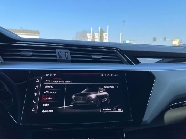 Abbildung Fahrzeugdetailansicht Audi e-tron - Nr. 24