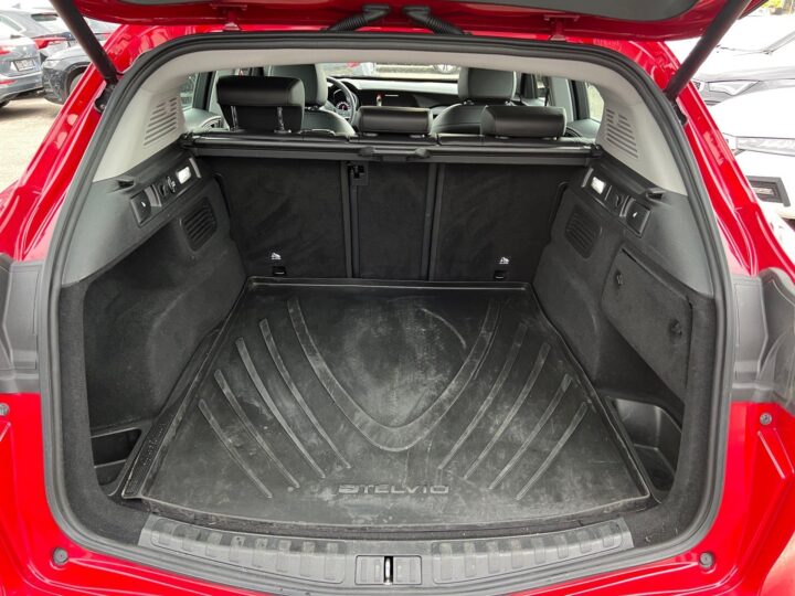 Abbildung Fahrzeugdetailansicht Alfa Romeo Stelvio - Nr. 15