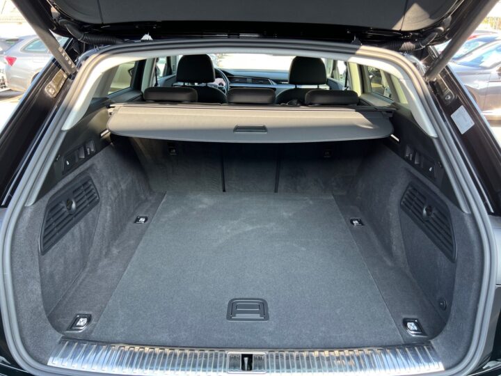 Abbildung Fahrzeugdetailansicht Audi e-tron - Nr. 14