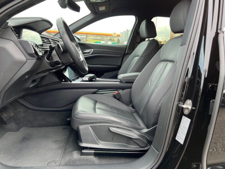 Abbildung Fahrzeugdetailansicht Audi e-tron - Nr. 12