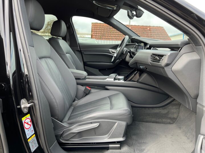 Abbildung Fahrzeugdetailansicht Audi e-tron - Nr. 33