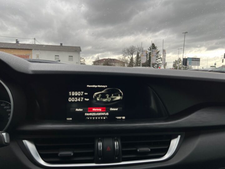 Abbildung Fahrzeugdetailansicht Alfa Romeo Stelvio - Nr. 23