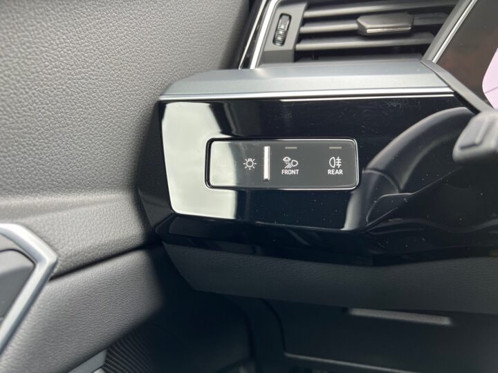 Abbildung Fahrzeugdetailansicht Audi e-tron - Nr. 42