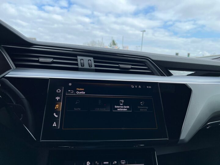 Abbildung Fahrzeugdetailansicht Audi e-tron - Nr. 20