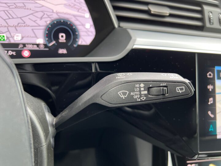 Abbildung Fahrzeugdetailansicht Audi e-tron - Nr. 40