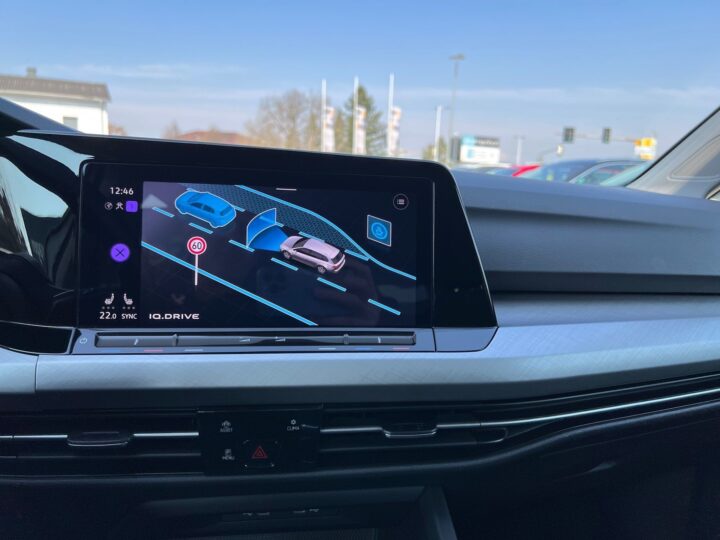 Abbildung Fahrzeugdetailansicht Volkswagen Golf Variant - Nr. 23