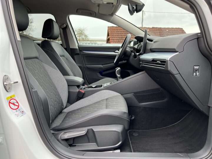 Abbildung Fahrzeugdetailansicht Volkswagen Golf - Nr. 33