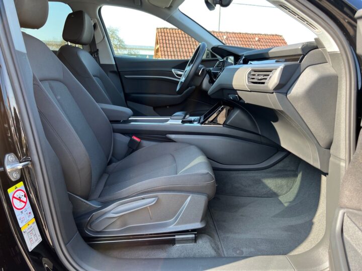 Abbildung Fahrzeugdetailansicht Audi e-tron - Nr. 32