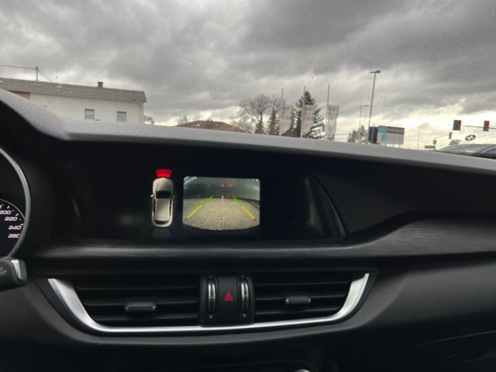 Abbildung Fahrzeugdetailansicht Alfa Romeo Stelvio - Nr. 24