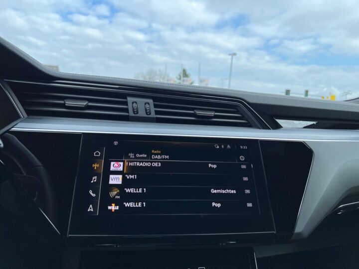 Abbildung Fahrzeugdetailansicht Audi e-tron - Nr. 19