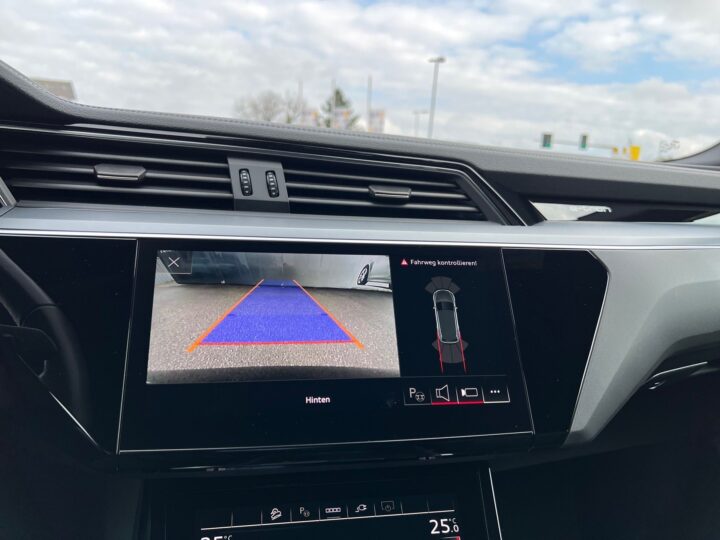 Abbildung Fahrzeugdetailansicht Audi e-tron - Nr. 27