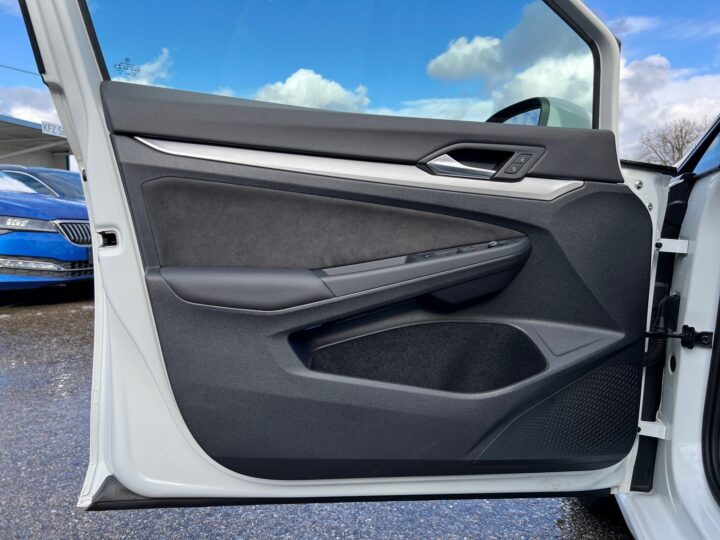 Abbildung Fahrzeugdetailansicht Volkswagen Golf Variant - Nr. 28