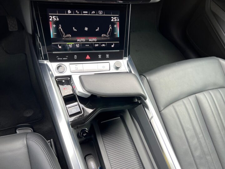 Abbildung Fahrzeugdetailansicht Audi e-tron - Nr. 29