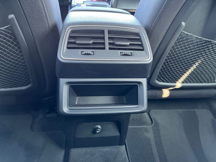 Abbildung Fahrzeugdetailansicht Audi e-tron - Nr. 33