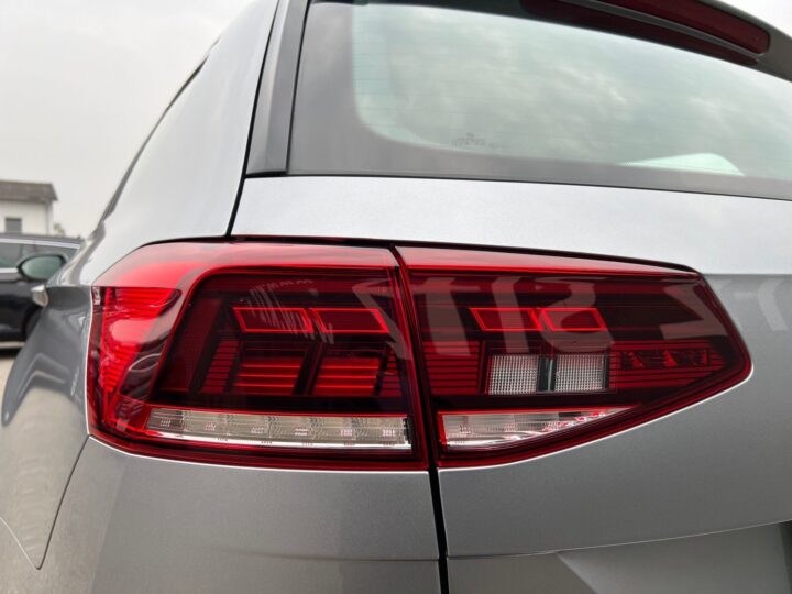 Abbildung Fahrzeugdetailansicht Volkswagen Passat Variant - Nr. 37