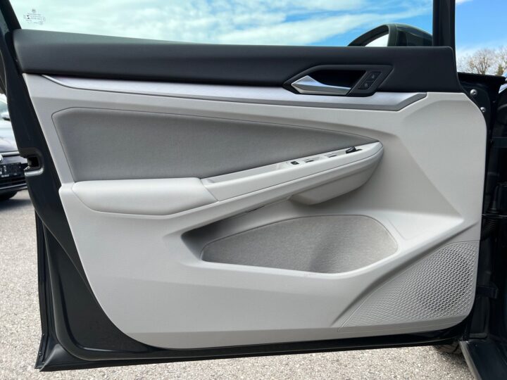 Abbildung Fahrzeugdetailansicht Volkswagen Golf Variant - Nr. 30