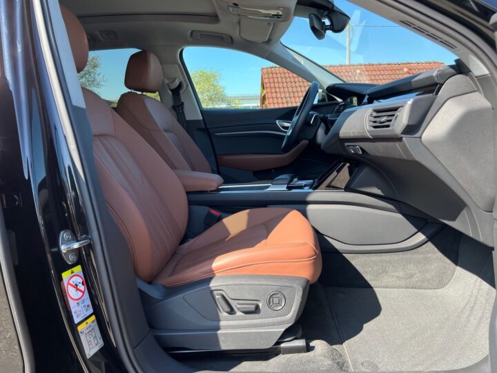 Abbildung Fahrzeugdetailansicht Audi e-tron - Nr. 35