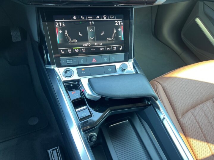 Abbildung Fahrzeugdetailansicht Audi e-tron - Nr. 29