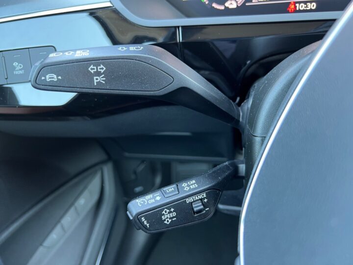 Abbildung Fahrzeugdetailansicht Audi e-tron - Nr. 45