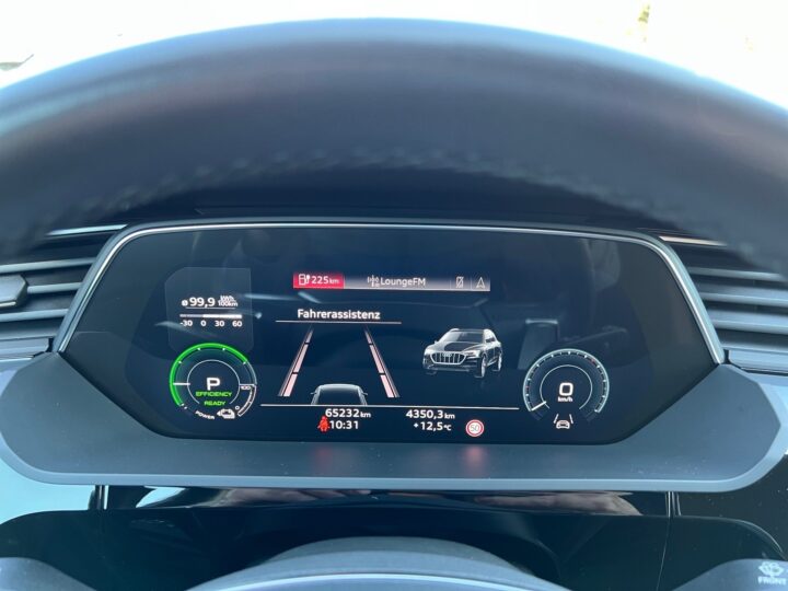 Abbildung Fahrzeugdetailansicht Audi e-tron - Nr. 18