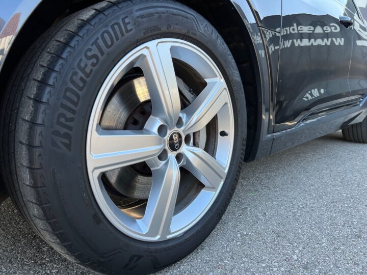 Abbildung Fahrzeugdetailansicht Audi e-tron - Nr. 37