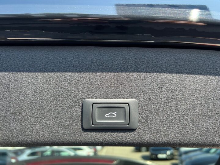 Abbildung Fahrzeugdetailansicht Audi e-tron - Nr. 40