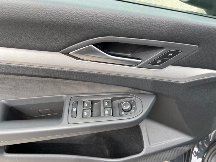 Abbildung Fahrzeugdetailansicht Volkswagen Golf Variant - Nr. 32