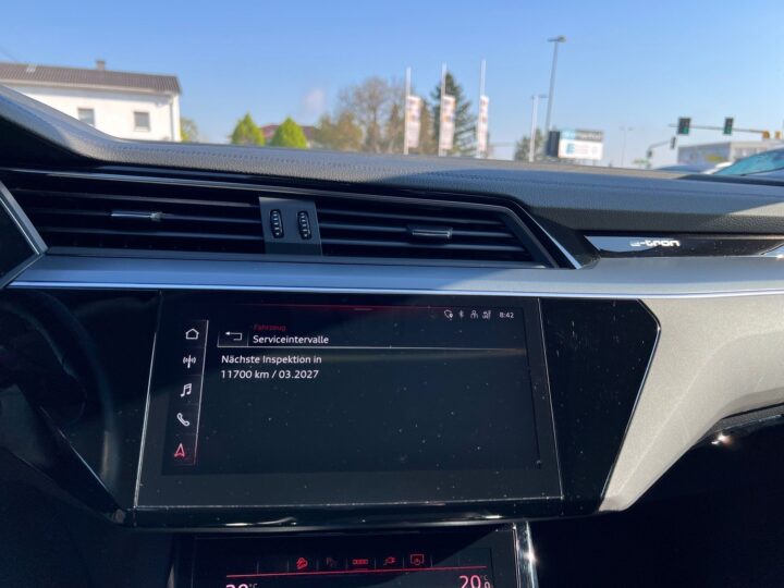 Abbildung Fahrzeugdetailansicht Audi e-tron - Nr. 26