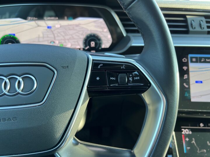 Abbildung Fahrzeugdetailansicht Audi e-tron - Nr. 40