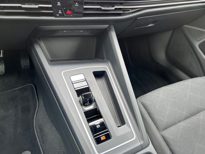 Abbildung Fahrzeugdetailansicht Volkswagen Golf Variant - Nr. 27