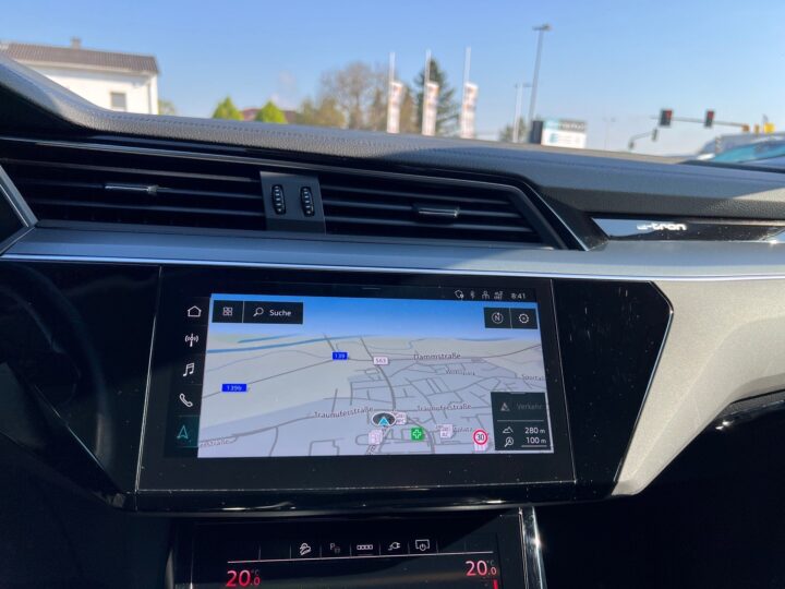 Abbildung Fahrzeugdetailansicht Audi e-tron - Nr. 22