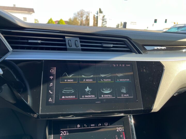 Abbildung Fahrzeugdetailansicht Audi e-tron - Nr. 19