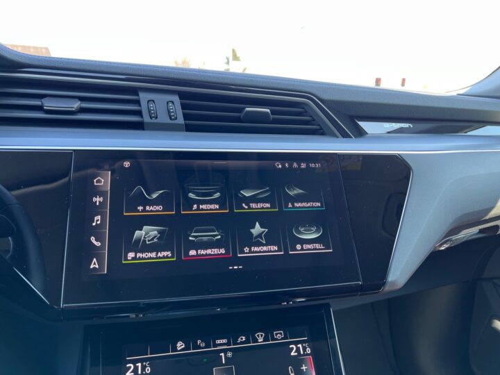 Abbildung Fahrzeugdetailansicht Audi e-tron - Nr. 19