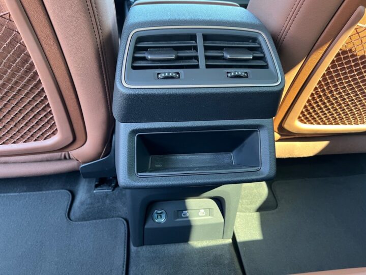 Abbildung Fahrzeugdetailansicht Audi e-tron - Nr. 34