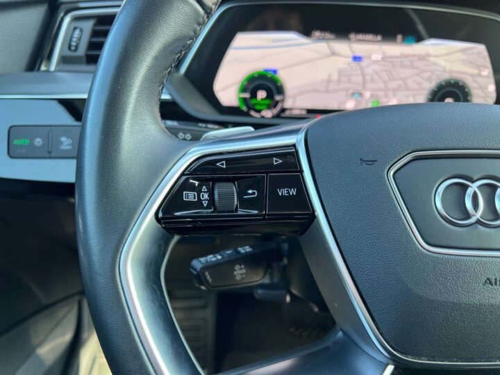 Abbildung Fahrzeugdetailansicht Audi e-tron - Nr. 41