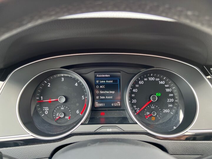 Abbildung Fahrzeugdetailansicht Volkswagen Passat Variant - Nr. 17