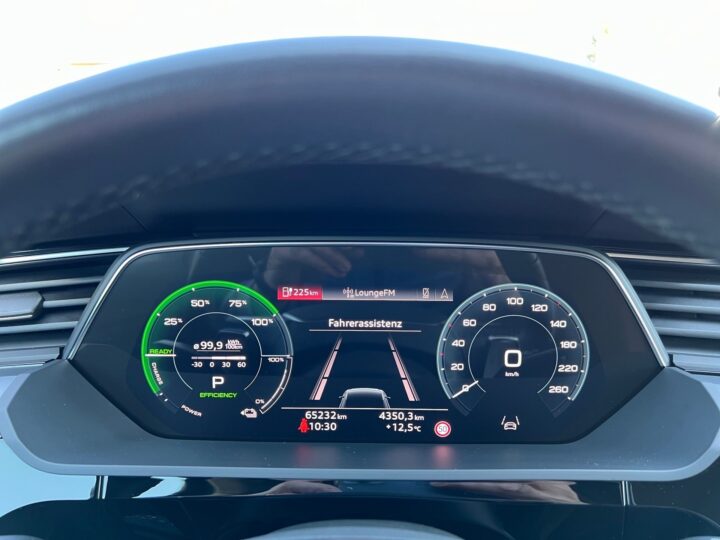 Abbildung Fahrzeugdetailansicht Audi e-tron - Nr. 17