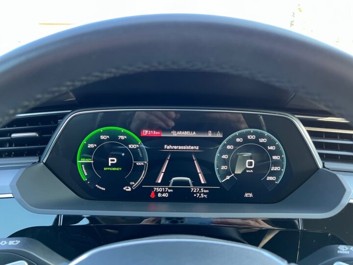 Abbildung Fahrzeugdetailansicht Audi e-tron - Nr. 17