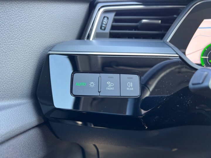 Abbildung Fahrzeugdetailansicht Audi e-tron - Nr. 44