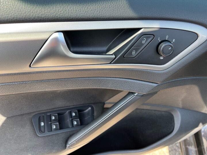 Abbildung Fahrzeugdetailansicht Volkswagen Golf Variant - Nr. 29