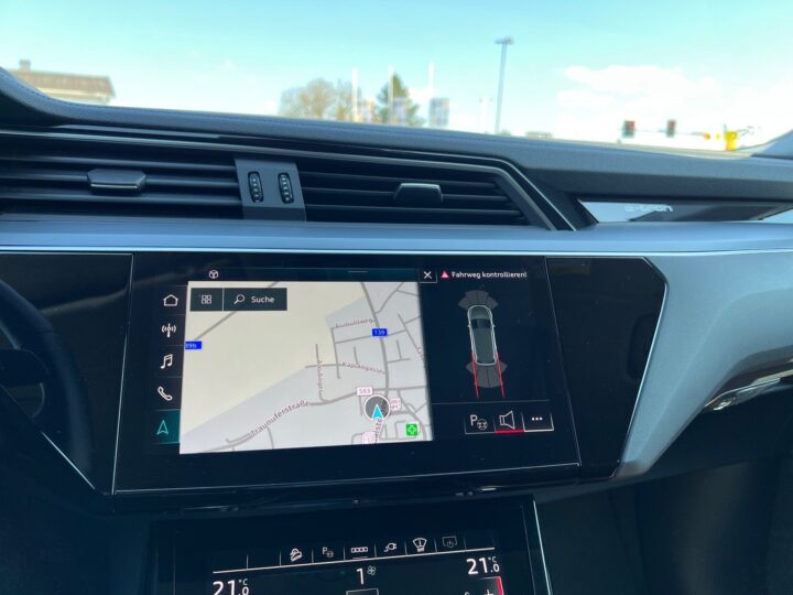 Abbildung Fahrzeugdetailansicht Audi e-tron - Nr. 28